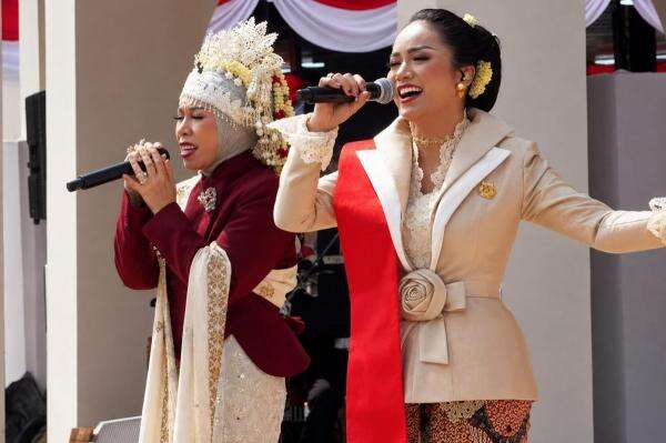 Duet Kris Dayanti dan Melly Goeslaw Meriahkan Perayaan HUT ke-81 Kemerdekaan RI Duet Kris Dayanti dan Melly Goeslaw Meriahkan Perayaan HUT ke-81 Kemerdekaan RI