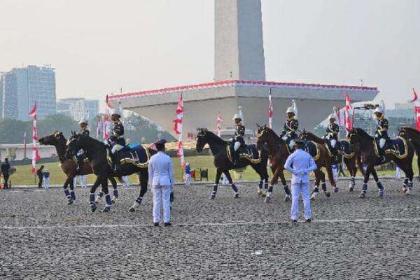 Momen Pasukan Berkuda hingga Marching Band Bersiap Ikuti Kirab HUT RI di Monas Momen Pasukan Berkuda hingga Marching Band Bersiap Ikuti Kirab HUT RI di Monas