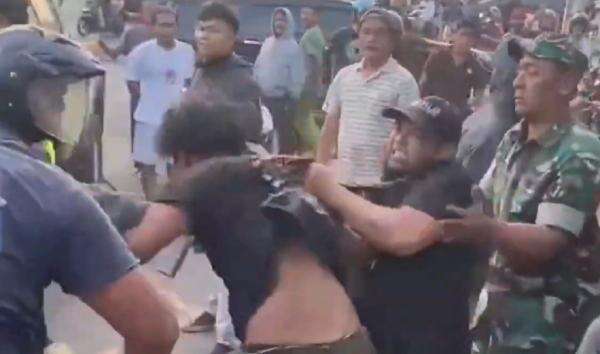 Aniaya Pedagang Cilok, 6 Anak Punk Babak Belur Dihajar Warga di Semarang Aniaya Pedagang Cilok, 6 Anak Punk Babak Belur Dihajar Warga di Semarang