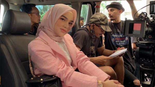 Terseret Hanania Travel, Davina Karamoy Klaim Berangkat Umrah dengan Keluarga Bayar Sendiri Rp233 Juta Terseret Hanania Travel, Davina Karamoy Klaim Berangkat Umrah dengan Keluarga Bayar Sendiri Rp233 Juta