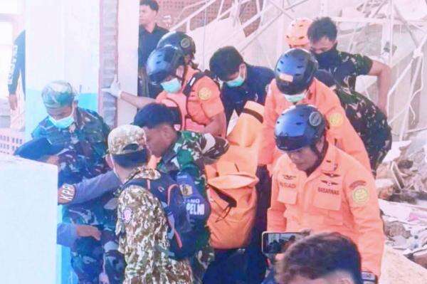 2.000 Warga Mengungsi Pascagempa NTT M7,7, Puluhan Rumah Rusak 2.000 Warga Mengungsi Pascagempa NTT M7,7, Puluhan Rumah Rusak