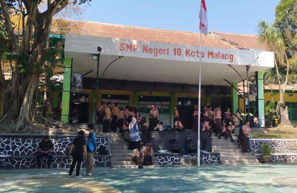 Kepsek SMPN 18 Malang Diduga Aniaya Siswa, Orang Tua Demo ke Sekolah Kepsek SMPN 18 Malang Diduga Aniaya Siswa, Orang Tua Demo ke Sekolah