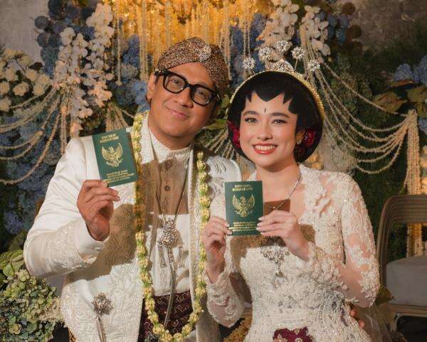 Andre Taulany Resmi Umumkan Pernikahan dengan Amanda Rigby, Pamer Buku Nikah dan Cincin Andre Taulany Resmi Umumkan Pernikahan dengan Amanda Rigby, Pamer Buku Nikah dan Cincin