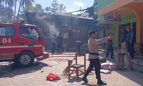 Ponpes Bustanul Yaqin Padang Pariaman Terbakar, 6 Ruangan Hangus Dilalap Api! Ponpes Bustanul Yaqin Padang Pariaman Terbakar, 6 Ruangan Hangus Dilalap Api!