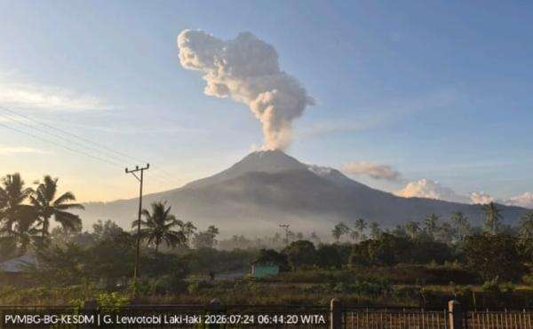 Gunung Lewotobi Laki-Laki Kembali Erupsi, Muntahkan Abu Vulkanik hingga 1.600 Meter Gunung Lewotobi Laki-Laki Kembali Erupsi, Muntahkan Abu Vulkanik hingga 1.600 Meter