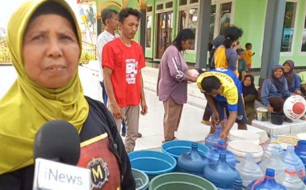 Kekeringan di Majalengka, Warga Desa Kulur Berebut Bantuan Air Bersih Kekeringan di Majalengka, Warga Desa Kulur Berebut Bantuan Air Bersih