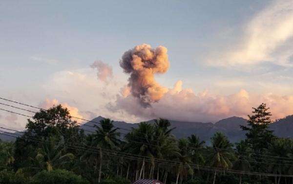 Gunung Dukono di Maluku Utara Erupsi Hari Ini, Muntahkan Abu Vulkanik 2.000 Meter Gunung Dukono di Maluku Utara Erupsi Hari Ini, Muntahkan Abu Vulkanik 2.000 Meter