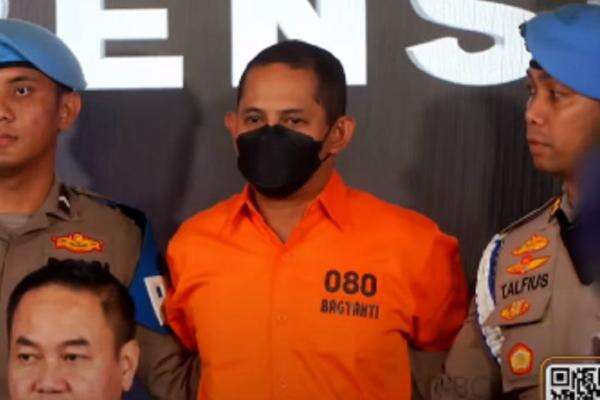 Kasus Eks Kapolres Ngada, 8 Video Porno hingga Baju Dress Anak Disita Polisi Kasus Eks Kapolres Ngada, 8 Video Porno hingga Baju Dress Anak Disita Polisi