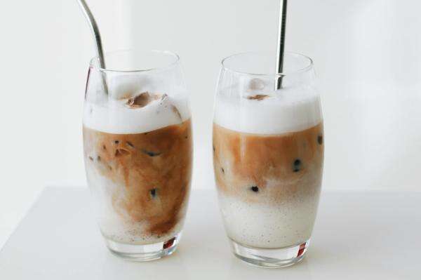 Es Kopi Susu Gula Aren Rumahan ala Barista, Hasilnya Creamy dan Nikmat Es Kopi Susu Gula Aren Rumahan ala Barista, Hasilnya Creamy dan Nikmat