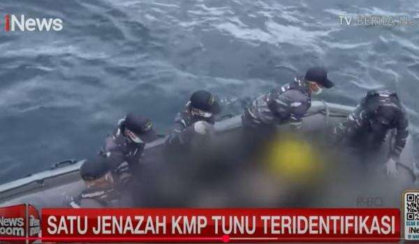 Tim SAR Kembali Temukan 2 Jenazah Korban KMP Tunu Pratama Jaya di Selat Bali Tim SAR Kembali Temukan 2 Jenazah Korban KMP Tunu Pratama Jaya di Selat Bali