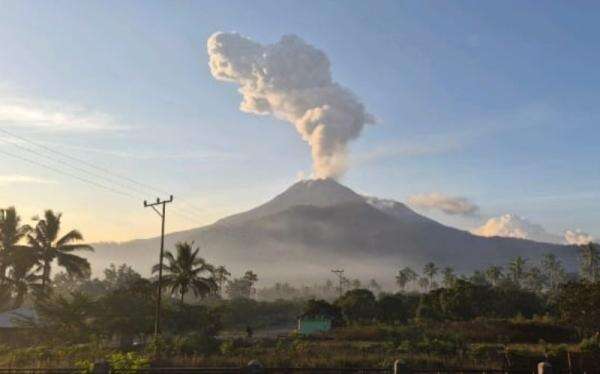 Gunung Lewotobi Laki-laki Erupsi Hari Ini, Ketinggian Abu Capai 1.600 Meter Gunung Lewotobi Laki-laki Erupsi Hari Ini, Ketinggian Abu Capai 1.600 Meter