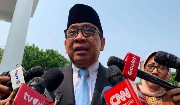 Pratikno Didampingi Istri Tiba di Istana Jelang Pelantikan Wantimpres Pratikno Didampingi Istri Tiba di Istana Jelang Pelantikan Wantimpres
