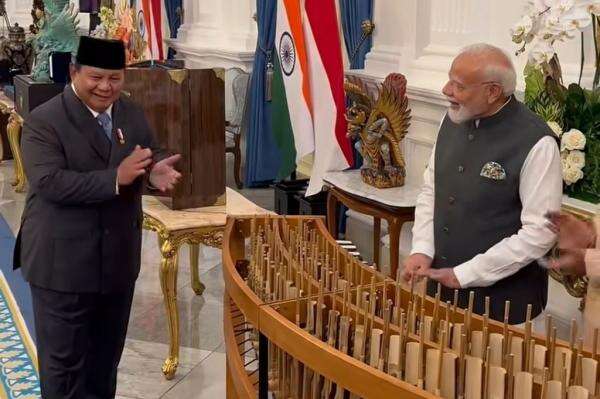 Prabowo Beri Angklung, PM India Narendra Modi Ikut Mainkan Lagu Kuch Kuch Hota Hai Prabowo Beri Angklung, PM India Narendra Modi Ikut Mainkan Lagu Kuch Kuch Hota Hai
