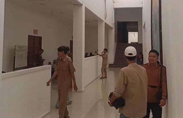 Update OTT KPK di Lombok Barat, 5 Orang Diperiksa di Mako Brimob Polda NTB Update OTT KPK di Lombok Barat, 5 Orang Diperiksa di Mako Brimob Polda NTB