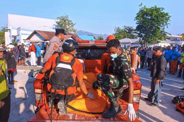 Gempa M7,7 Guncang NTT, TNI Kerahkan Personel Bantu Evakuasi Warga Gempa M7,7 Guncang NTT, TNI Kerahkan Personel Bantu Evakuasi Warga
