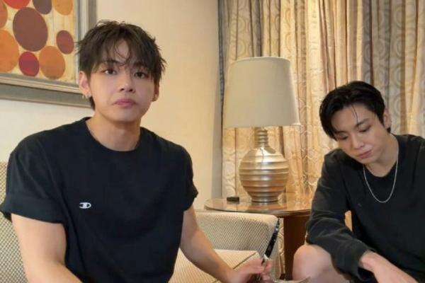 V BTS Ungkap Satu Telinganya Hanya Bisa Mendengar 30 Persen V BTS Ungkap Satu Telinganya Hanya Bisa Mendengar 30 Persen