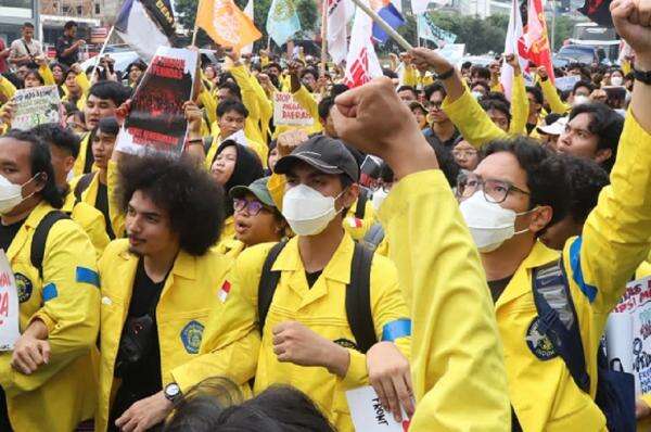 Massa BEM UI Bertahan di Dukuh Atas, Arus Lalin Sudirman ke Bundaran HI Dialihkan Massa BEM UI Bertahan di Dukuh Atas, Arus Lalin Sudirman ke Bundaran HI Dialihkan