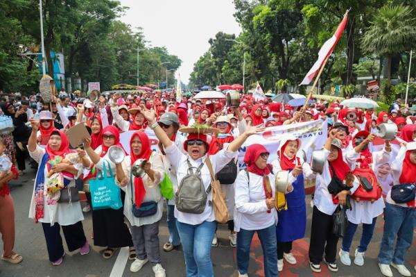 Ribuan Emak-Emak Unjuk Rasa Dukung MBG Dilanjutkan Ribuan Emak-Emak Unjuk Rasa Dukung MBG Dilanjutkan