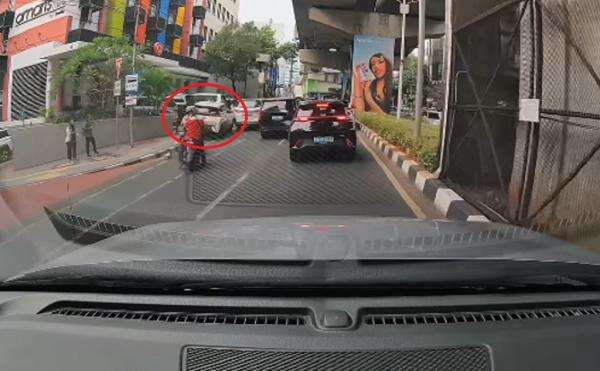 Sopir Mobil Listrik Ngaku Melamun dan Ngantuk saat Tabrak 4 Kendaraan dan Lindas Pengemudi Ojol Sopir Mobil Listrik Ngaku Melamun dan Ngantuk saat Tabrak 4 Kendaraan dan Lindas Pengemudi Ojol