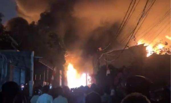 Pabrik Bingkai di Duren Sawit Jaktim Kebakaran, 22 Mobil Damkar Dikerahkan Pabrik Bingkai di Duren Sawit Jaktim Kebakaran, 22 Mobil Damkar Dikerahkan