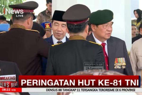 SBY dan Jokowi Hadiri HUT ke-81 TNI di Cilangkap SBY dan Jokowi Hadiri HUT ke-81 TNI di Cilangkap