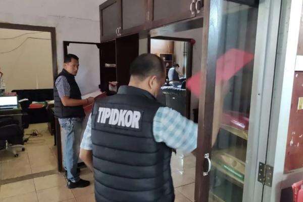 Kortas Tipikor Geledah Kantor Bea Cukai Sidoarjo, Usut Kasus Korupsi Impor HP Ilegal Kortas Tipikor Geledah Kantor Bea Cukai Sidoarjo, Usut Kasus Korupsi Impor HP Ilegal