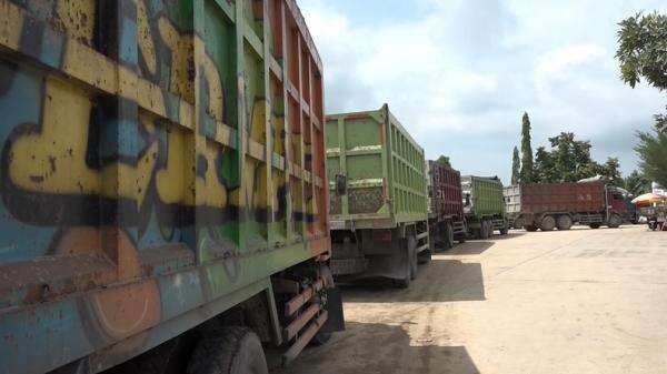 Sopir Truk di Pelalawan Antre 2 Hari demi Solar Subsidi Sopir Truk di Pelalawan Antre 2 Hari demi Solar Subsidi