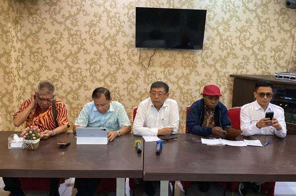 Tim Hukum Merah Putih Ancam Laporkan Hakim MK jika Kabulkan Gugatan Ijazah Gibran Tim Hukum Merah Putih Ancam Laporkan Hakim MK jika Kabulkan Gugatan Ijazah Gibran
