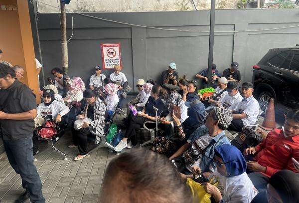 Putusan Praperadilan Roy Suryo Dibacakan, Puluhan Pendukung Padati PN Jaksel Putusan Praperadilan Roy Suryo Dibacakan, Puluhan Pendukung Padati PN Jaksel
