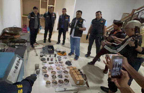 Bareskrim Bongkar Markas Penyelundupan Emas ke Dubai di Jakut, Temukan Celana Dalam Modifikasi Bareskrim Bongkar Markas Penyelundupan Emas ke Dubai di Jakut, Temukan Celana Dalam Modifikasi