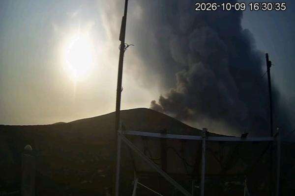 Anak Krakatau Dua Kali Erupsi, Masyarakat Dilarang Mendekat Radius 2 Km Anak Krakatau Dua Kali Erupsi, Masyarakat Dilarang Mendekat Radius 2 Km