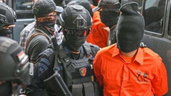 Densus 88 Tangkap 11 Tersangka Terorisme, Terungkap Peran hingga Pola Jaringannya Densus 88 Tangkap 11 Tersangka Terorisme, Terungkap Peran hingga Pola Jaringannya