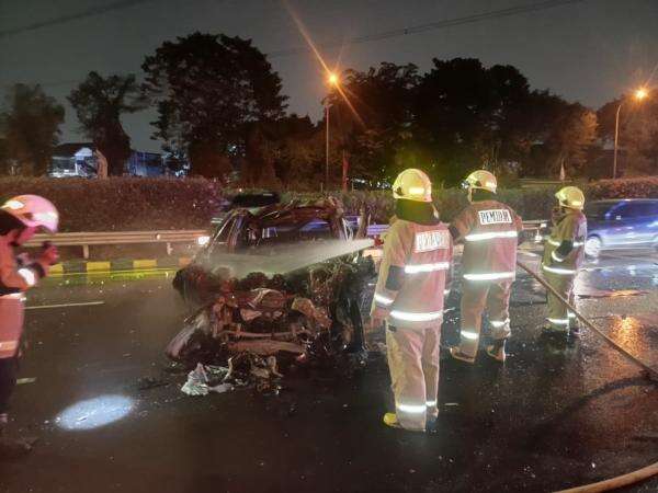 Jeep Tabrak Truk Trailer di Tol Jagorawi, 2 Orang Tewas Jeep Tabrak Truk Trailer di Tol Jagorawi, 2 Orang Tewas