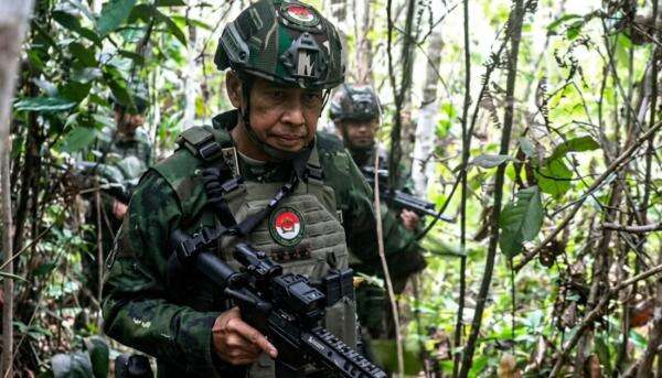 6 Brevet Langka Jenderal Kopassus Lucky Avianto yang Pimpin Upacara HUT RI di Markas KKB 6 Brevet Langka Jenderal Kopassus Lucky Avianto yang Pimpin Upacara HUT RI di Markas KKB