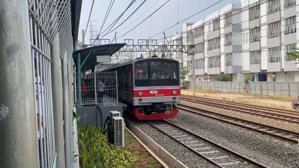 KRL Tertemper Orang, Perjalanan Bogor-Jakarta Kota Tersendat hingga Sistem Rem Rusak KRL Tertemper Orang, Perjalanan Bogor-Jakarta Kota Tersendat hingga Sistem Rem Rusak