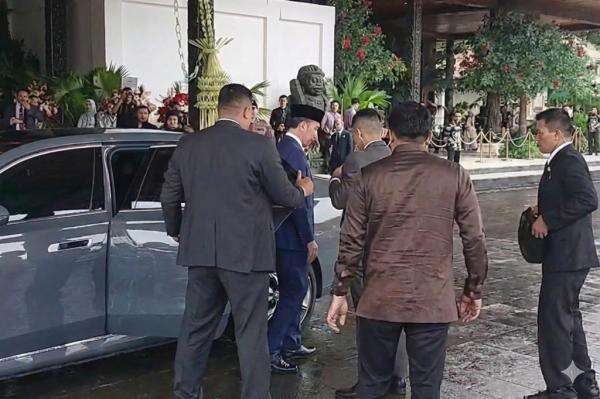 Prabowo dan Jokowi Jadi Saksi Nikah Sespri Presiden di TMII Prabowo dan Jokowi Jadi Saksi Nikah Sespri Presiden di TMII