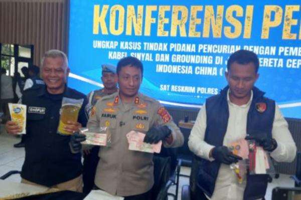 Beli Uang Palsu via Medsos, Pasutri Edarkan Rp12 Juta untuk Dapat Kembalian Asli Beli Uang Palsu via Medsos, Pasutri Edarkan Rp12 Juta untuk Dapat Kembalian Asli