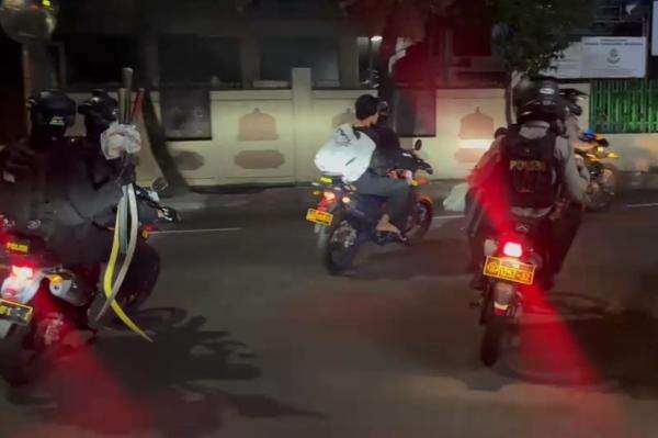 Polisi Tangkap 3 Pemuda Diduga Hendak Tawuran di Ciracas Jaktim, 9 Sajam Disita Polisi Tangkap 3 Pemuda Diduga Hendak Tawuran di Ciracas Jaktim, 9 Sajam Disita