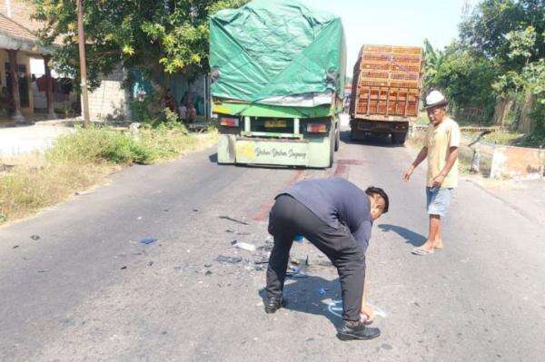 Kecelakaan Tragis di Jombang, Pemotor Tewas Terlindas Truk Gandeng saat Menyalip Kecelakaan Tragis di Jombang, Pemotor Tewas Terlindas Truk Gandeng saat Menyalip