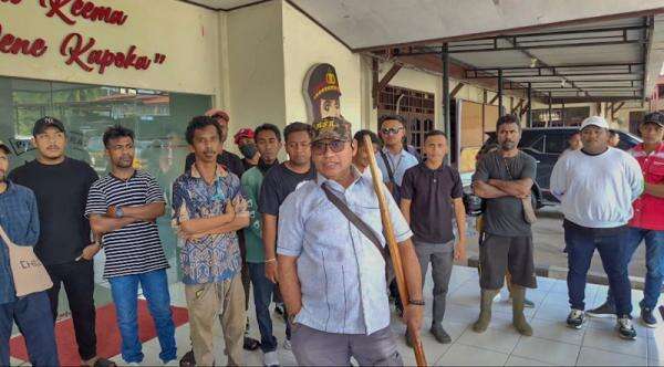 Keluarga Besar Maluku Datangi Polres Sorong Kota, Minta Pelaku Pembunuhan Kesya Lestaluhu Ditangkap Keluarga Besar Maluku Datangi Polres Sorong Kota, Minta Pelaku Pembunuhan Kesya Lestaluhu Ditangkap