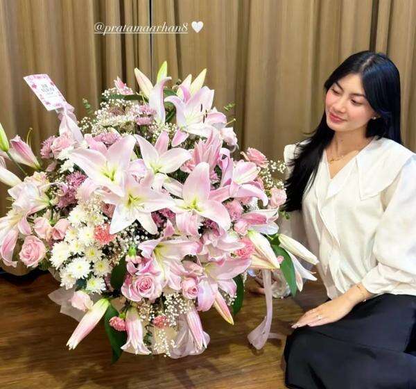 Potret Inka Andestha Pamer Hadiah dari Pratama Arhan saat Rayakan Kelulusan S1 Potret Inka Andestha Pamer Hadiah dari Pratama Arhan saat Rayakan Kelulusan S1