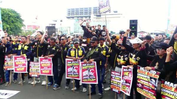Keranda dan Pocong Warnai Demo UHC di Banyumas, Warga Tuntut Kepastian Berobat Keranda dan Pocong Warnai Demo UHC di Banyumas, Warga Tuntut Kepastian Berobat