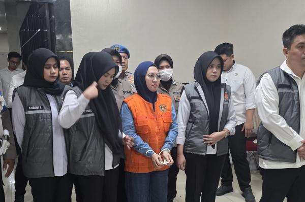 Breaking News: Eks Bupati Gowa Sitti Husniah Ditahan terkait Pemerasan hingga TPPU Breaking News: Eks Bupati Gowa Sitti Husniah Ditahan terkait Pemerasan hingga TPPU