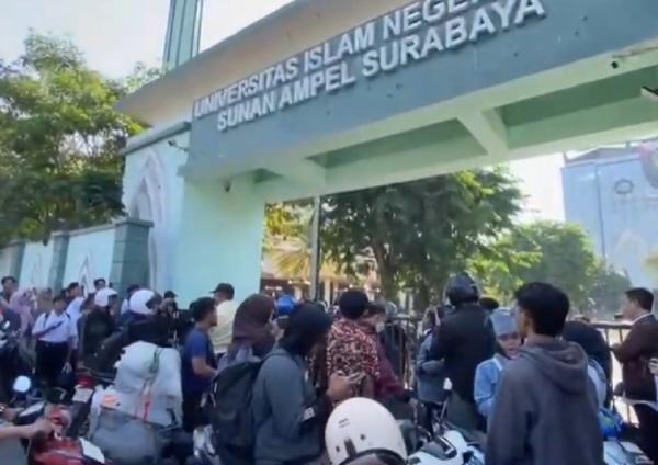 Demo Rektor UINSA Surabaya Memanas, Mahasiswa Segel Gerbang hingga Kuliah Lumpuh Demo Rektor UINSA Surabaya Memanas, Mahasiswa Segel Gerbang hingga Kuliah Lumpuh