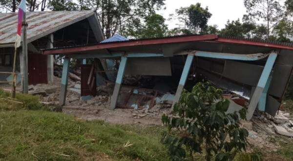 Bangunan Rumah dan Sekolah Rusak Akibat Gempa Dahsyat M6,1 Sumba Barat Daya NTT Bangunan Rumah dan Sekolah Rusak Akibat Gempa Dahsyat M6,1 Sumba Barat Daya NTT