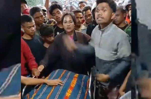 Mencekam! Massa Kepung Polres Sumba Barat Sambil Bawa Jenazah yang Diduga Ditembak Polisi Mencekam! Massa Kepung Polres Sumba Barat Sambil Bawa Jenazah yang Diduga Ditembak Polisi
