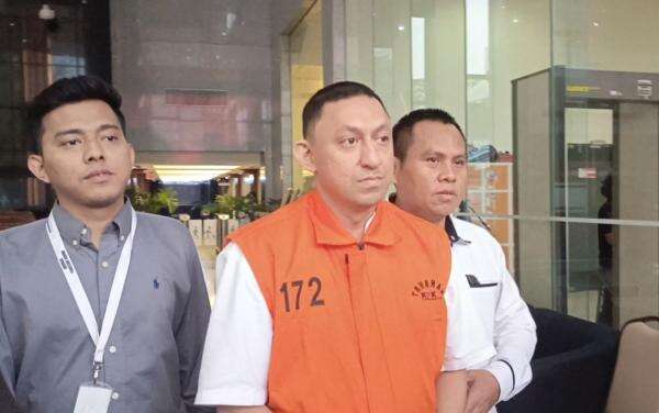 Fahd A Rafiq Bungkam Usai Diperiksa Perdana sebagai Tersangka Kasus HGB Fahd A Rafiq Bungkam Usai Diperiksa Perdana sebagai Tersangka Kasus HGB