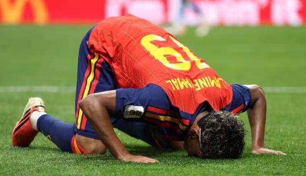 Lamine Yamal Sujud Syukur usai Cetak Gol di Piala Dunia dan Lewati Rekor Lionel Messi Lamine Yamal Sujud Syukur usai Cetak Gol di Piala Dunia dan Lewati Rekor Lionel Messi