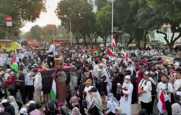 Massa Gelar Aksi Bela Palestina di Patung Kuda Jakpus, Teriakkan Free Palestine Massa Gelar Aksi Bela Palestina di Patung Kuda Jakpus, Teriakkan Free Palestine