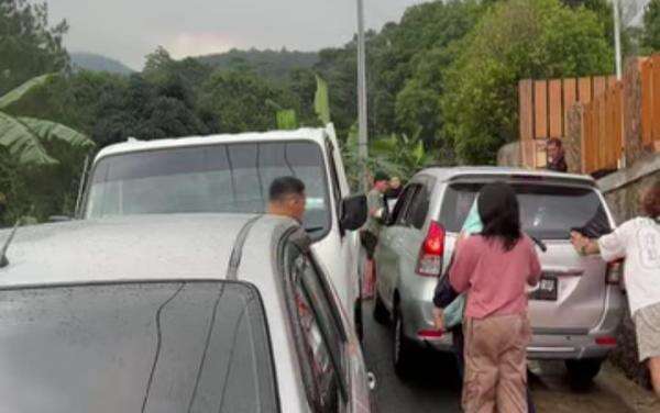 Kemacetan di Jalur Desa Puncak, Anggota DPRD Jabar Soroti Pengalihan Arus Lalu Lintas Kemacetan di Jalur Desa Puncak, Anggota DPRD Jabar Soroti Pengalihan Arus Lalu Lintas